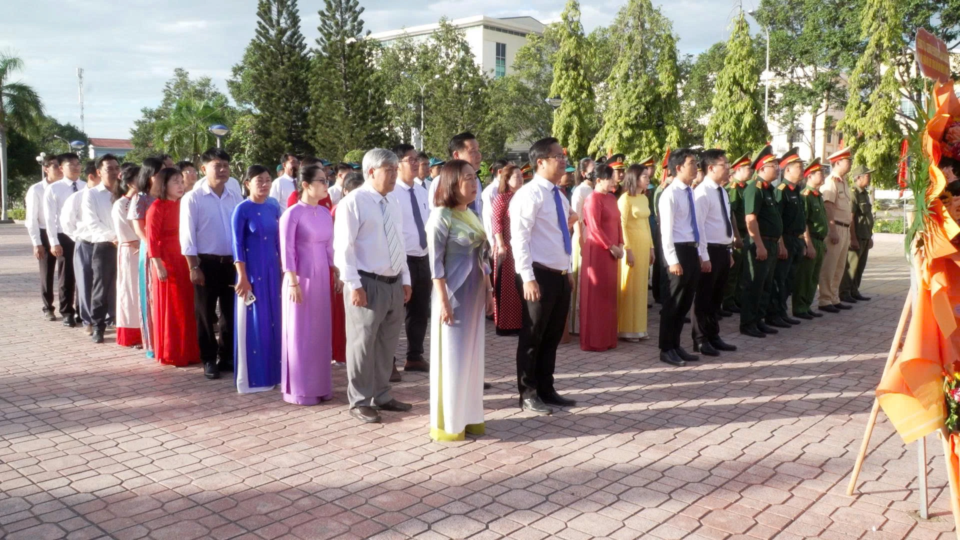 Các đại biểu tham dự buổi lễ.