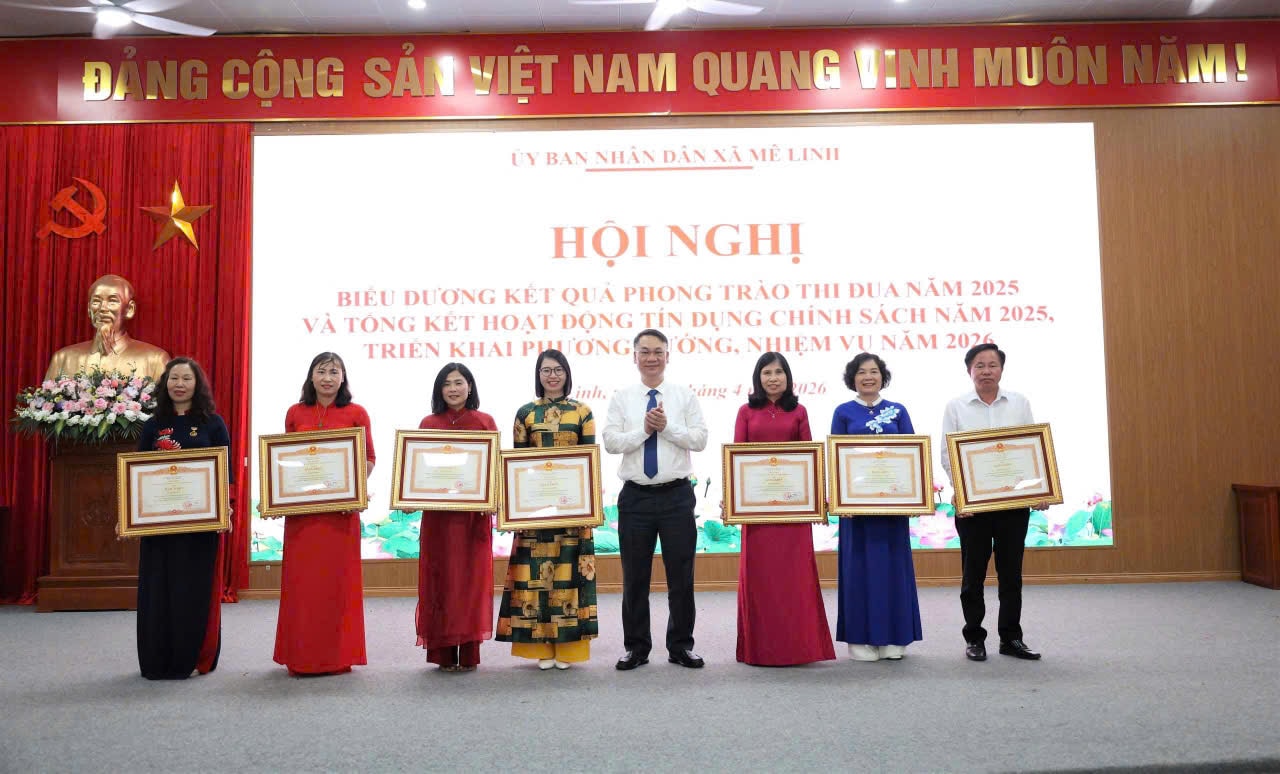 Bí thư Đảng ủy, Chủ tịch HĐND xã Mê Linh Nguyễn Anh Tuấn thừa uỷ quyền của Thủ tướng Chính phủ trao bằng khen cho 7 cá nhân có thành tích xuất sắc trong sự nghiệp xây dựng và bảo vệ Tổ quốc. Ảnh: P