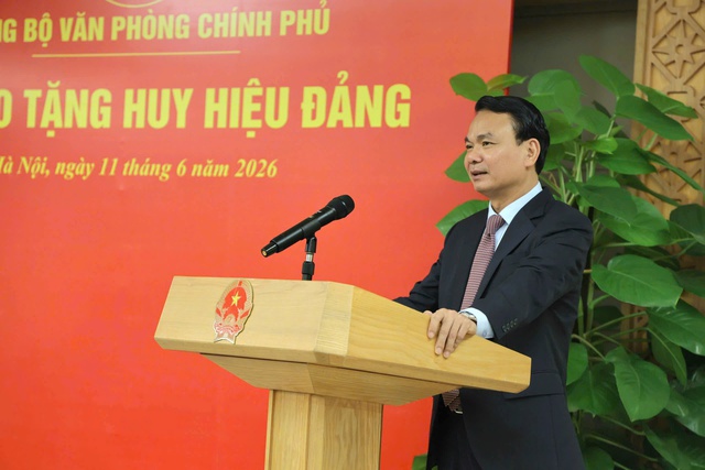 Trao Huy hiệu 30 năm tuổi Đảng cho đảng viên thuộc Đảng bộ Văn phòng Chính phủ- Ảnh 2. Trao Huy hiệu 30 năm tuổi Đảng cho đảng viên thuộc Đảng bộ Văn phòng Chính phủ- Ảnh 2.