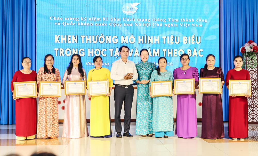 Bà Huỳnh Thị Sô Phi (thứ hai, bên trái)- đại diện “CLB Nghĩa tình” ấp Thốt Lốt, xã Ngũ Lạc nhận khen thưởng tiêu biểu 5 năm học tập và làm theo tư tưởng, đạo đức, phong cách Hồ Chí Minh của Hội LHPN tỉnh.