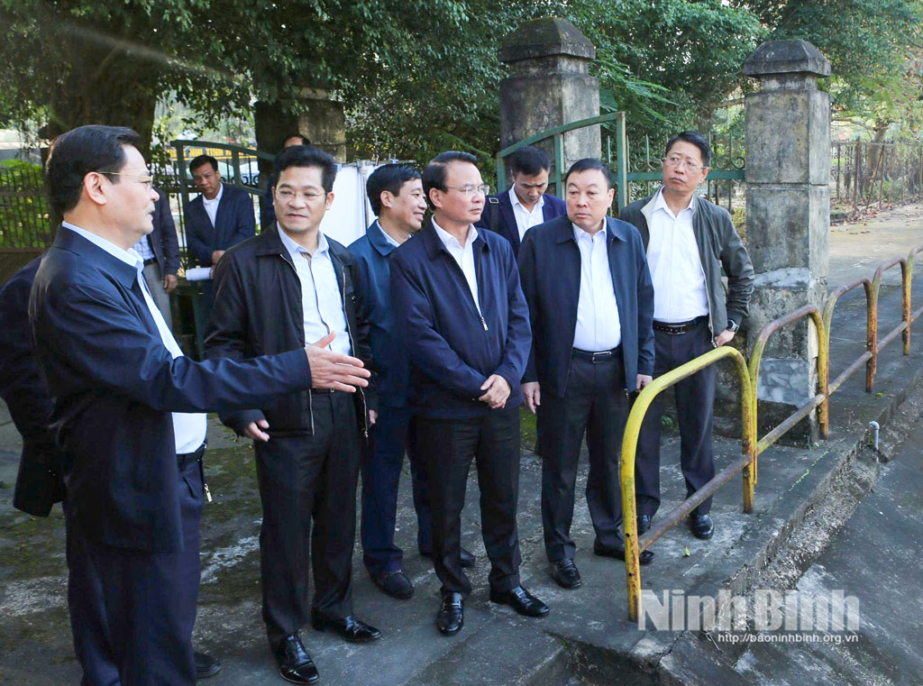 Đồng chí Đặng Xuân Phong, Ủy viên Trung ương Đảng, Bí thư Tỉnh ủy, Trưởng Đoàn đại biểu Quốc hội tỉnh cùng đoàn công tác khảo sát âu sông Vân (phường Hoa Lư).