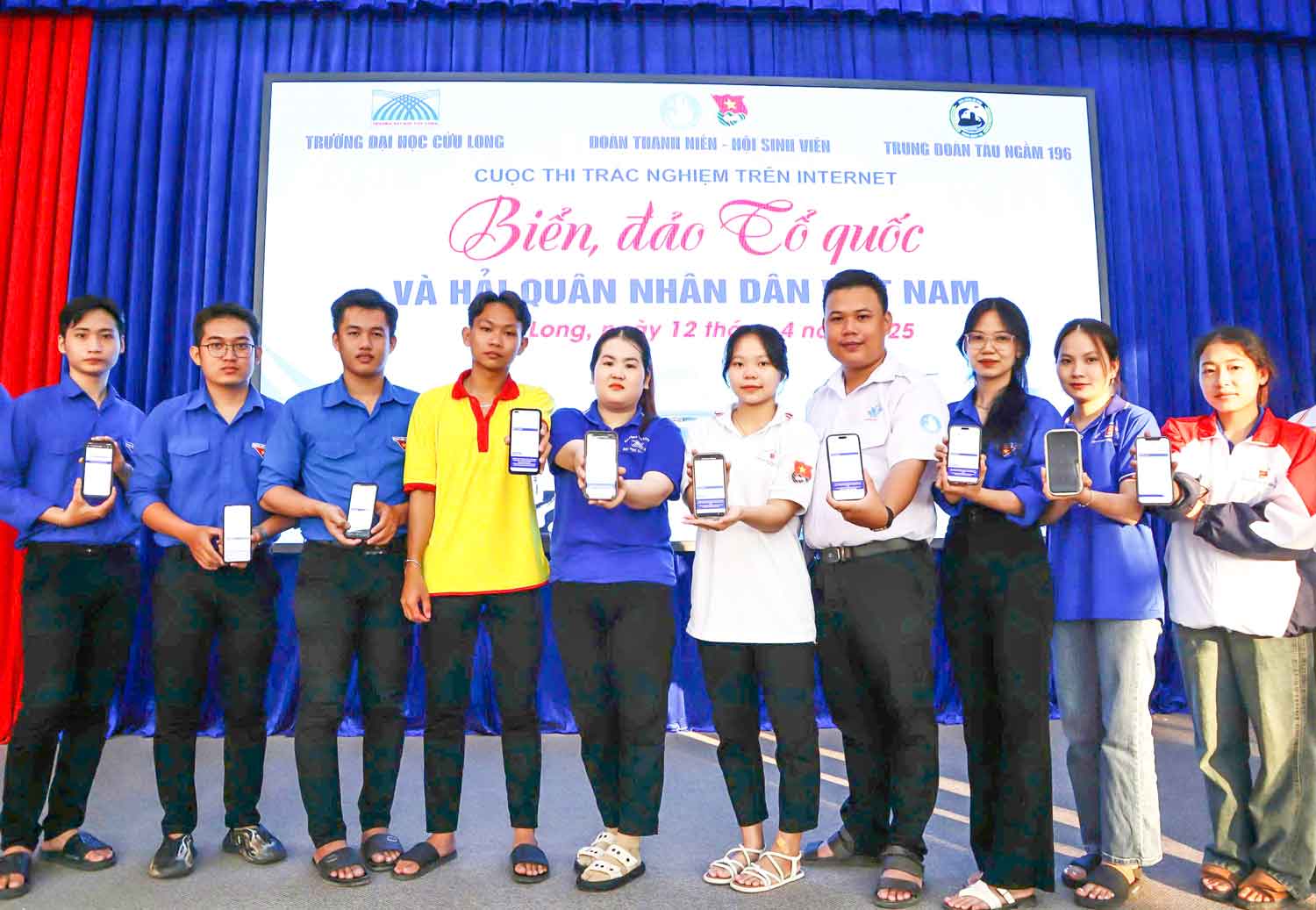 Sinh viên Trường ĐH Cửu Long tham gia Cuộc thi Trắc nghiệm trực tuyến “Biển, đảo Tổ quốc và Hải quân nhân dân Việt Nam”.