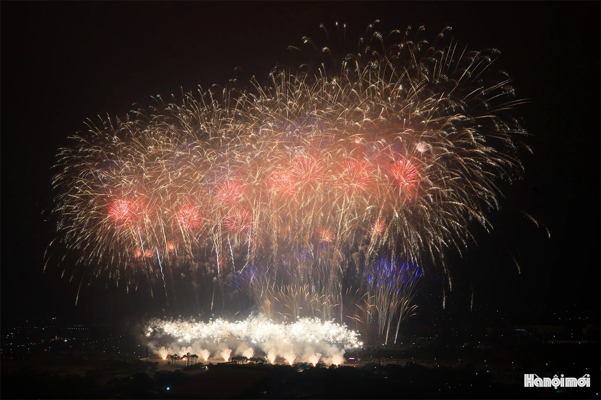 M&atilde;n nh&atilde;n m&agrave;n ph&aacute;o hoa đặc biệt ch&agrave;o mừng th&agrave;nh c&ocirc;ng Đại hội XIV của Đảng