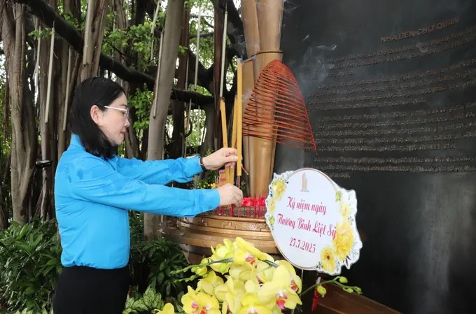 Phó Chủ tịch LĐLĐ TPHCM Nguyễn Kim Loan dâng hương tưởng nhớ các Anh hùng liệt sĩ tại Bia tưởng niệm Nhà Đèn – Chợ Quán