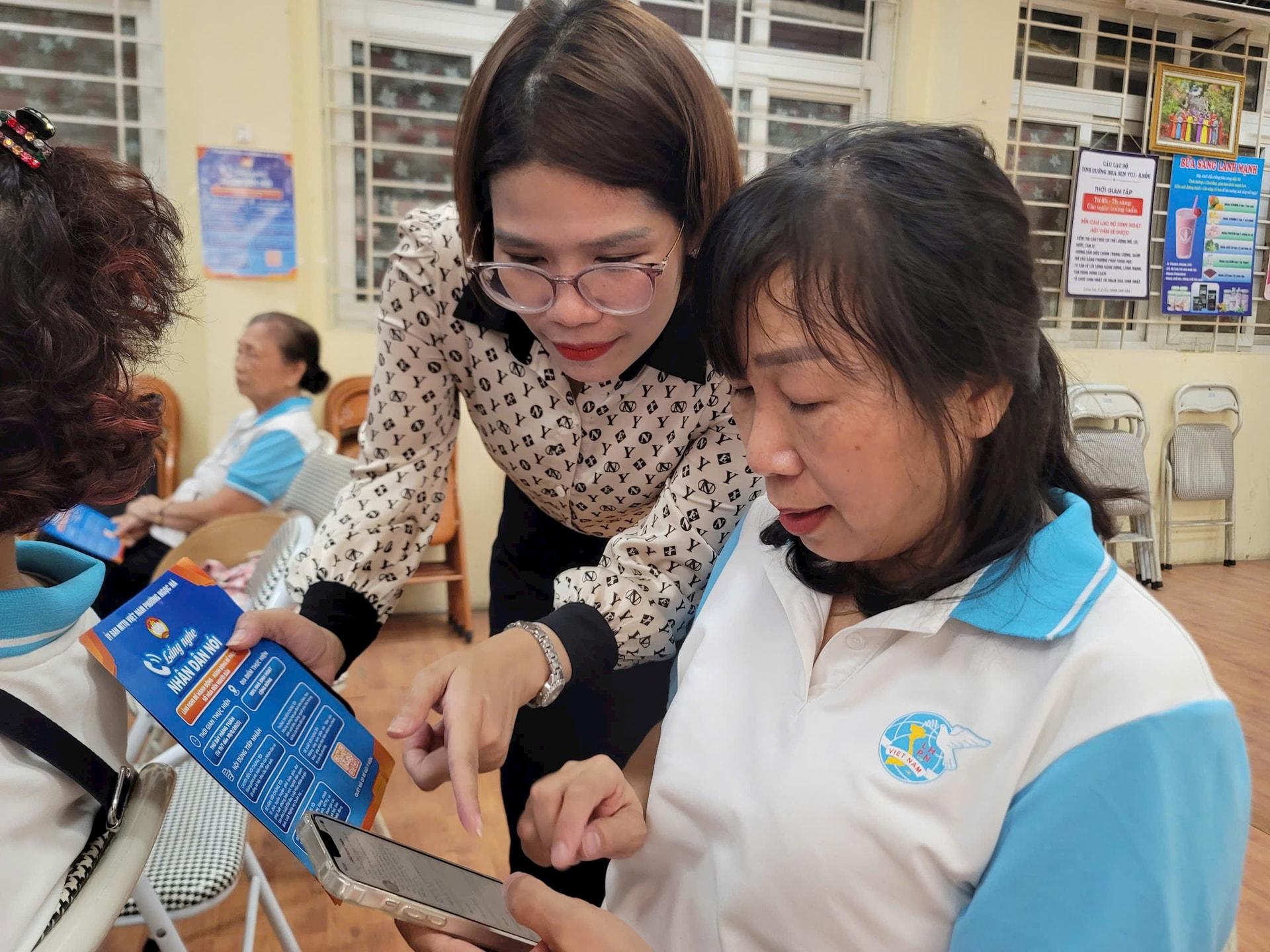 Tại các tổ dân phố sẽ có cán bộ Mặt trận Tổ quốc và các tổ chức thành viên hướng dẫn người dân phương pháp gửi ý kiến, kiến nghị. Ảnh: MH