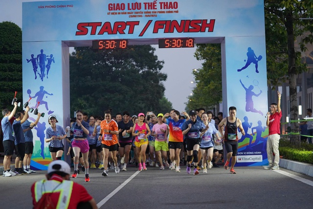 Sôi nổi giải chạy chào mừng 80 năm Ngày truyền thống Văn phòng Chính phủ- Ảnh 1. Sôi nổi giải chạy chào mừng 80 năm Ngày truyền thống Văn phòng Chính phủ- Ảnh 1.
