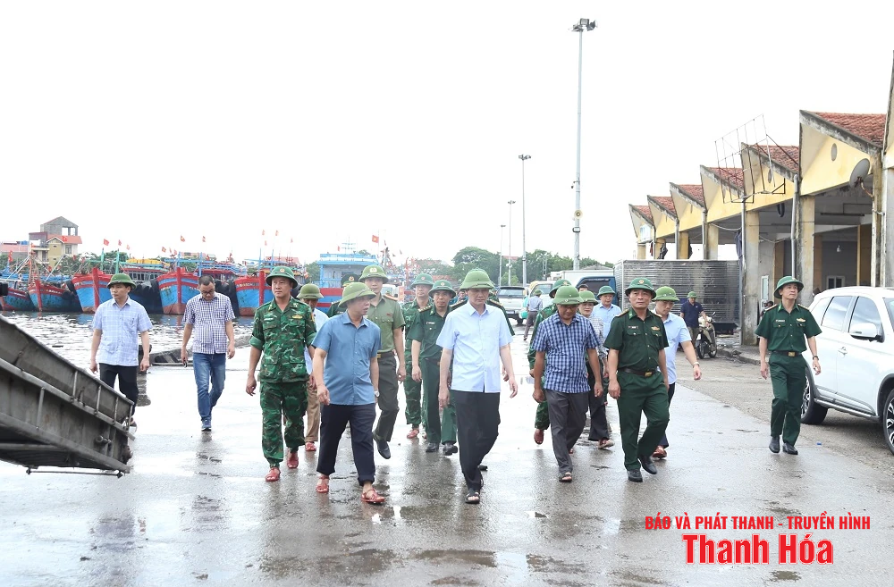 Chủ tịch UBND tỉnh Đỗ Minh Tuấn kiểm tra công tác ứng phó với bão số 5 tại phường Hải Bình và xã Tiên Trang