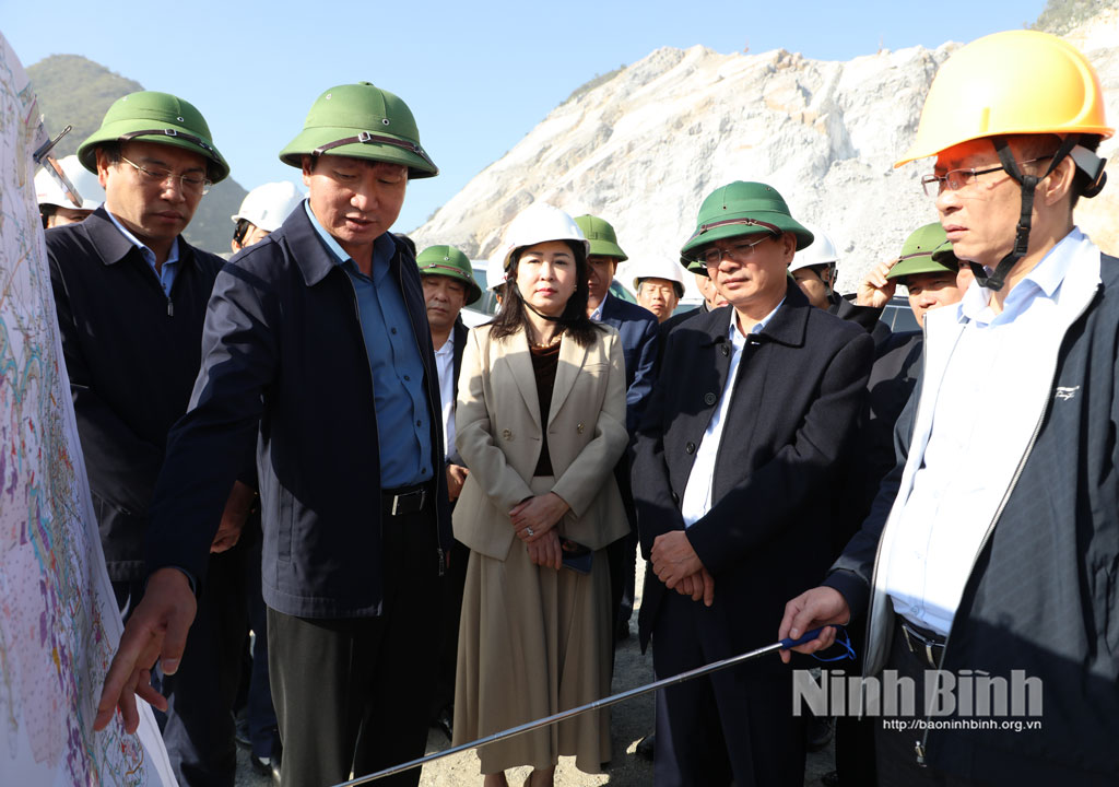 Đoàn công tác kiểm tra thực tế vị trí mỏ khai thác đá làm vật liệu xây dựng thông thường thuộc khu vực Thung Lỗ Sâu, xã Tân Thanh.