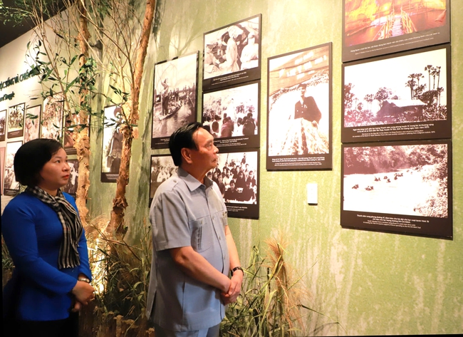 Khai mạc triển l&atilde;m trưng b&agrave;y chuy&ecirc;n đề &ldquo;Thời thanh xu&acirc;n tr&ecirc;n tuyến đường 1C huyền thoại&rdquo; - Ảnh 6.