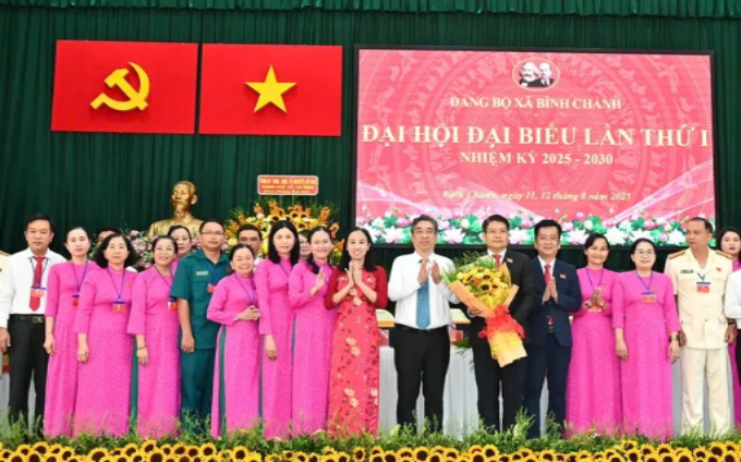 Đồng chí Nguyễn Phước Lộc và đồng chí Võ Ngọc Thanh Trúc chúc mừng Ban Chấp hành Đảng bộ xã Bình Chánh. (Ảnh: SGGP)