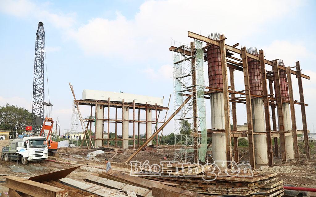 Doanh nghiệp dự &aacute;n tập trung nh&acirc;n lực, phương tiện đẩy nhanh tiến độ thi c&ocirc;ng cầu vượt s&ocirc;ng Hồng. (Ảnh Trịnh Cường)