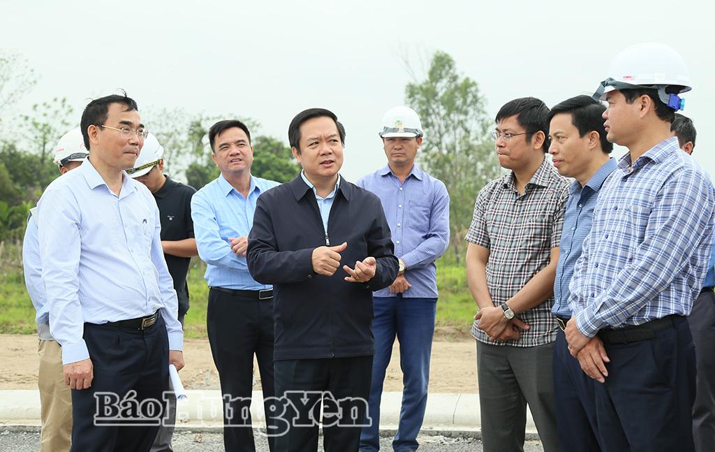 Đồng chí Chủ tịch UBND tỉnh Phạm Quang Ngọc kiểm tra Dự án xây dựng đường bên đoạn Km 19+ 640 (giao QL.38B) đến Km24+240 (giao QL.39) tiếp giáp tuyến đường bộ nối cao tốc Hà Nội – Hải Phòng với cao tốc Cầu Giẽ - Ninh Bình, đoạn qua thành phố Hưng Yên cũ.