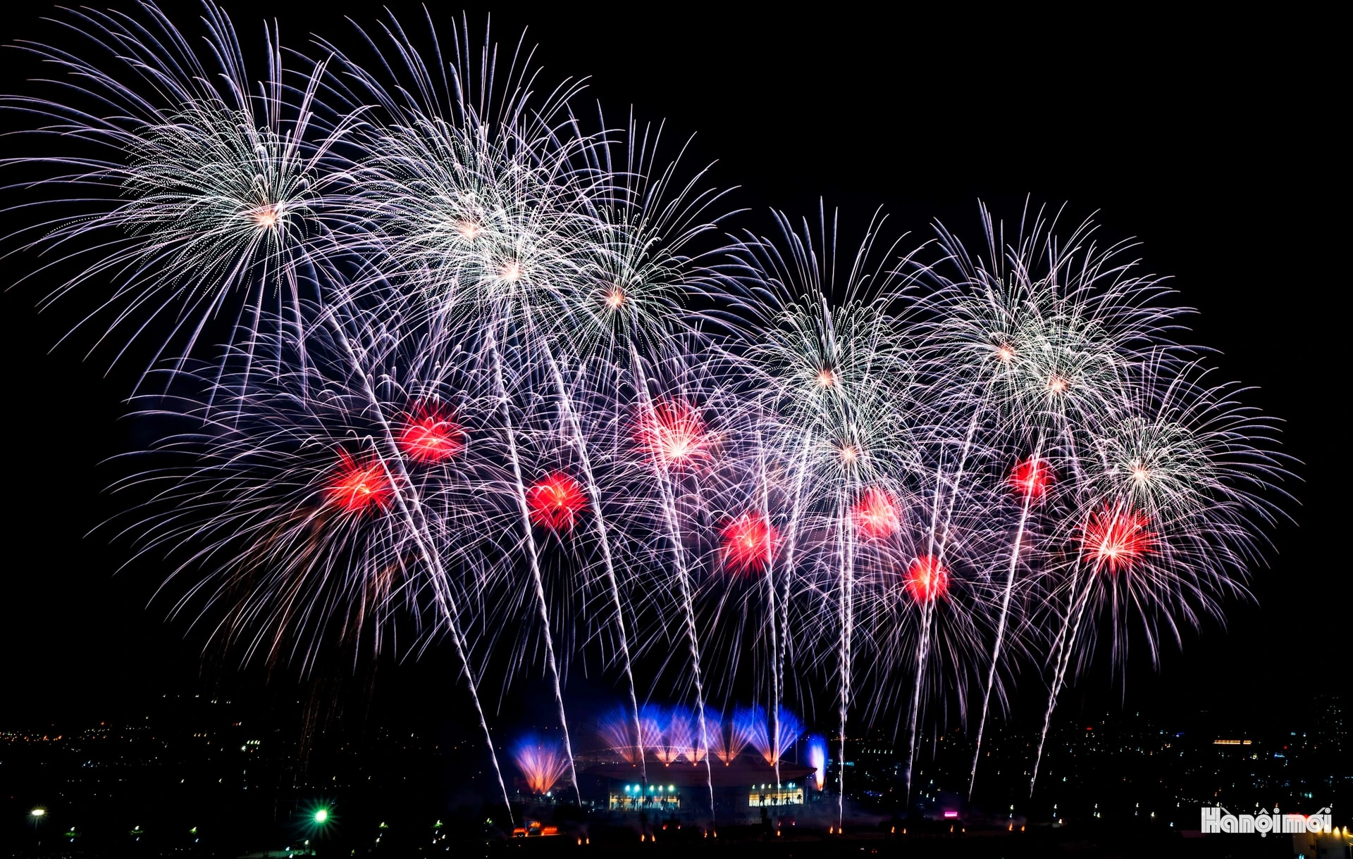 M&atilde;n nh&atilde;n m&agrave;n ph&aacute;o hoa đặc biệt ch&agrave;o mừng th&agrave;nh c&ocirc;ng Đại hội XIV của Đảng