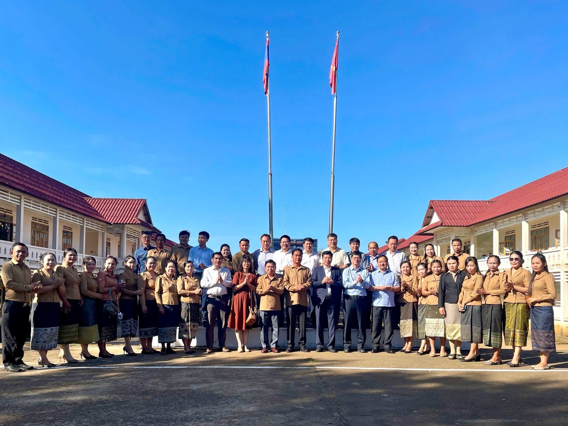 Tại Trường THPT Năng khiếu Hữu nghị Champassak-Lâm Đồng