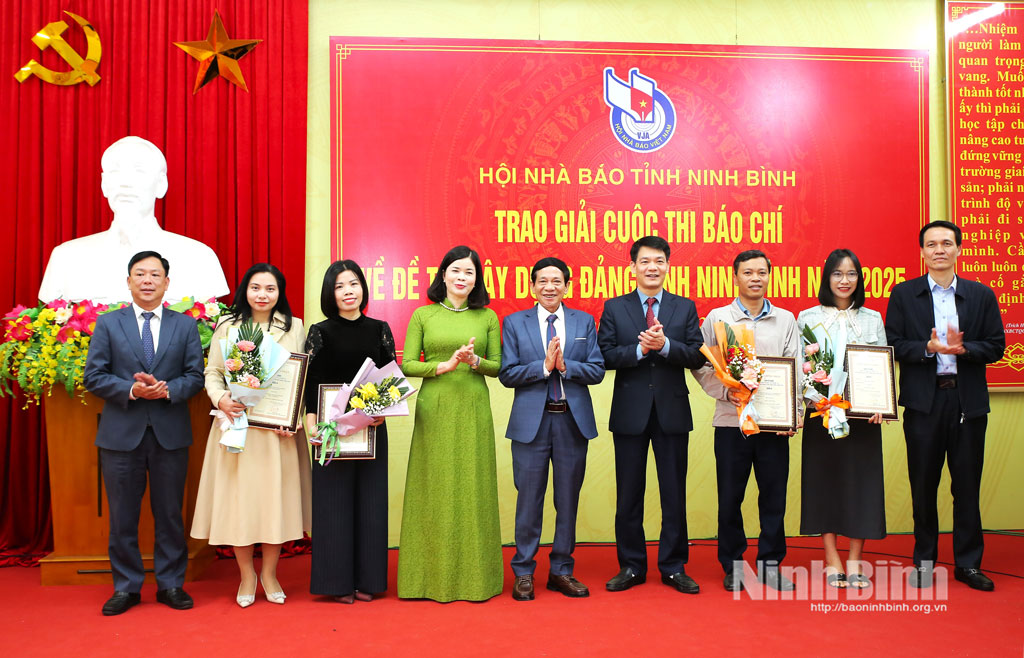 Đồng ch&iacute; Nguyễn Đức To&agrave;n, Ủy vi&ecirc;n Ban Thường vụ Tỉnh ủy, Trưởng Ban Tuy&ecirc;n gi&aacute;o v&agrave; D&acirc;n vận Tỉnh ủy; đồng ch&iacute; Phạm Thị Thu Hằng, Ủy vi&ecirc;n Ban Thường vụ Tỉnh ủy, Gi&aacute;m đốc B&aacute;o v&agrave; ph&aacute;t thanh, truyền h&igrave;nh tỉnh; l&atilde;nh đạo B&aacute;o v&agrave; ph&aacute;t thanh, truyền h&igrave;nh tỉnh; Hội Nh&agrave; b&aacute;o tỉnh chụp ảnh lưu niệm với c&aacute;c t&aacute;c giả đạt giải A.