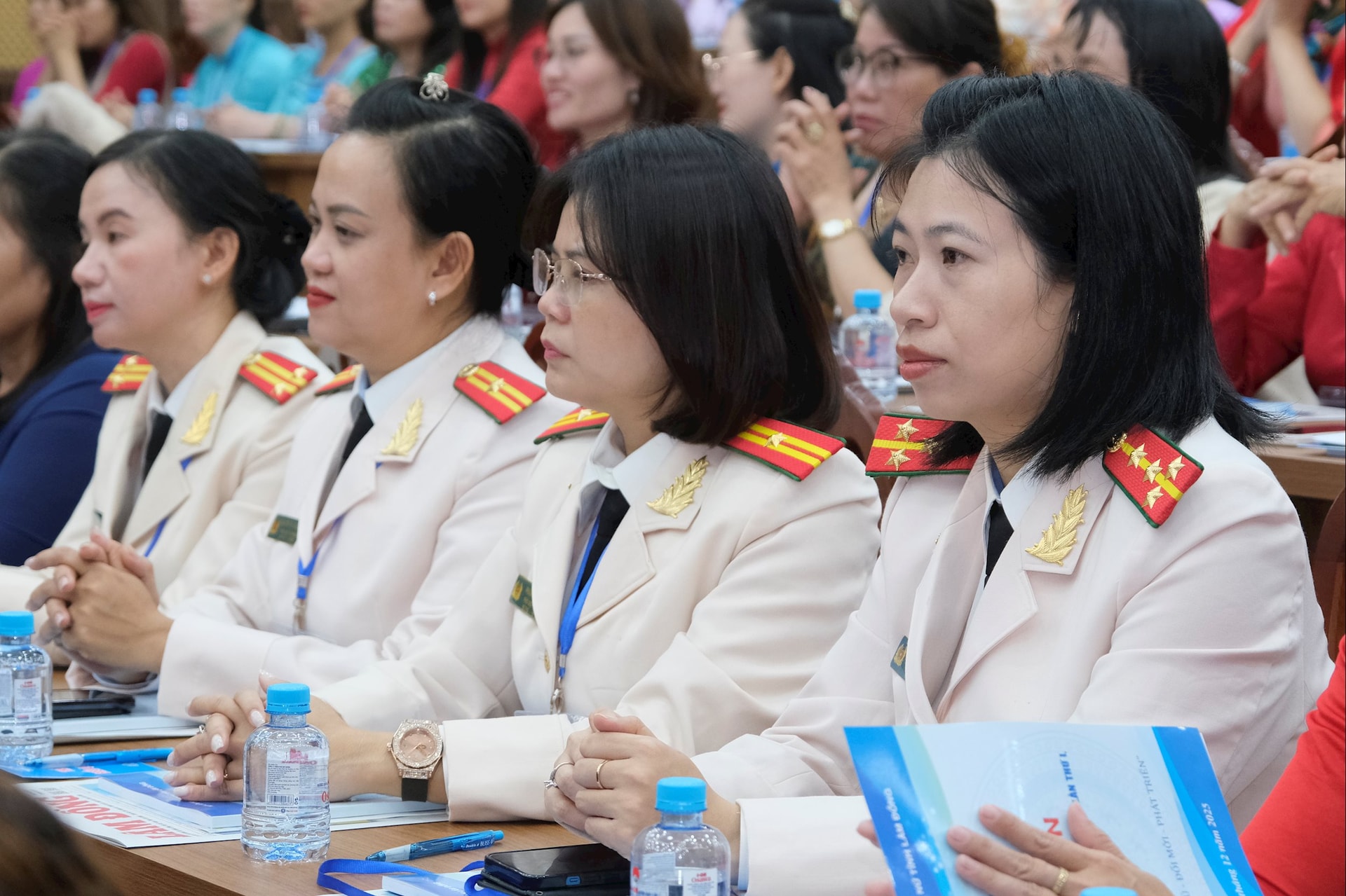 Đại biểu phụ nữ thuộc Lực lượng vũ trang 