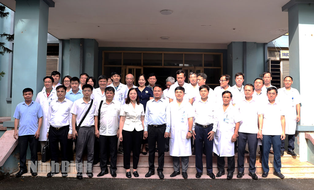 Đồng chí Bí thư Tỉnh ủy Đặng Xuân Phong cùng đoàn công tác chụp ảnh lưu niệm với lãnh đạo, y bác sĩ Bệnh viện Đa khoa Hà Nam.