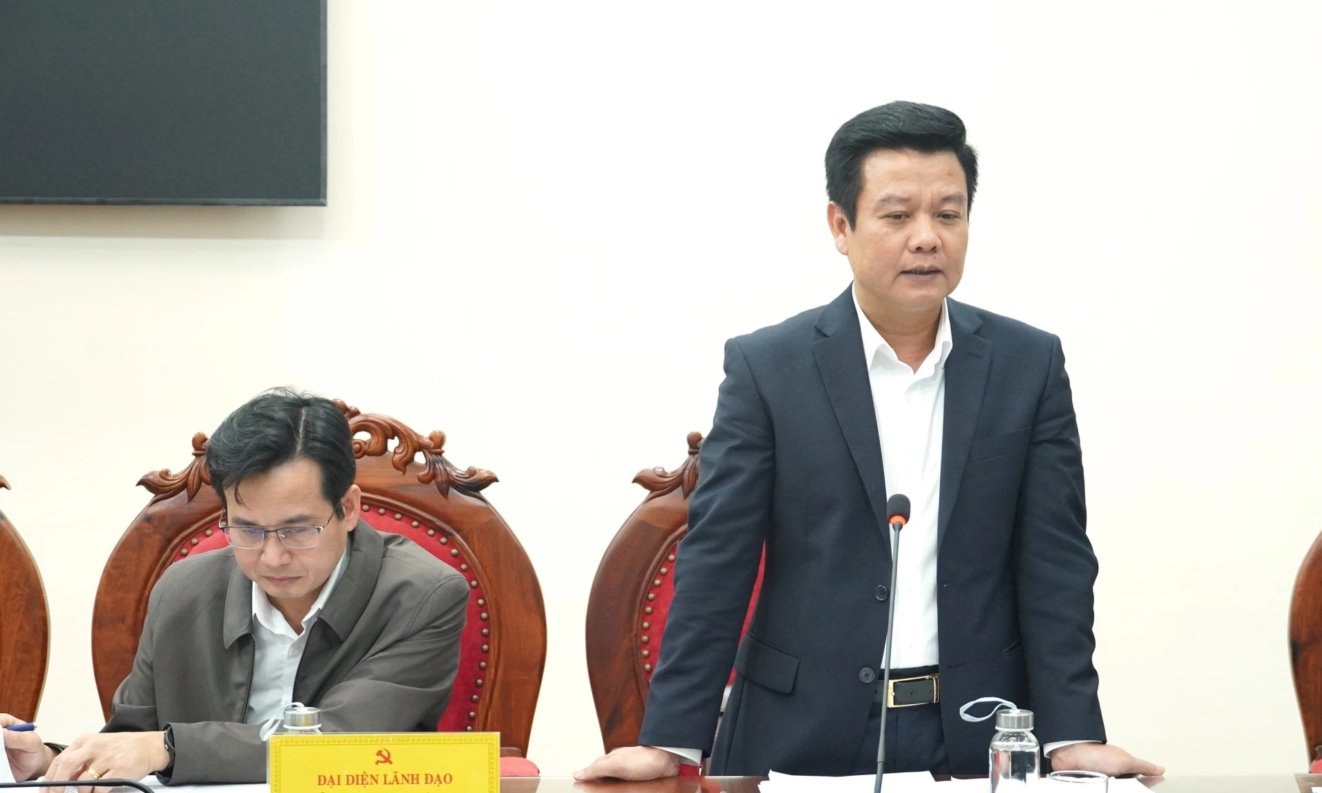 Đại biểu thảo luận tại buổi l&agrave;m việc - Ảnh: QV