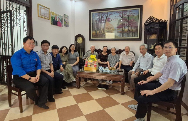 Văn phòng Chính phủ thăm hỏi, tri ân gia đình chính sách, người có công - Ảnh 1.