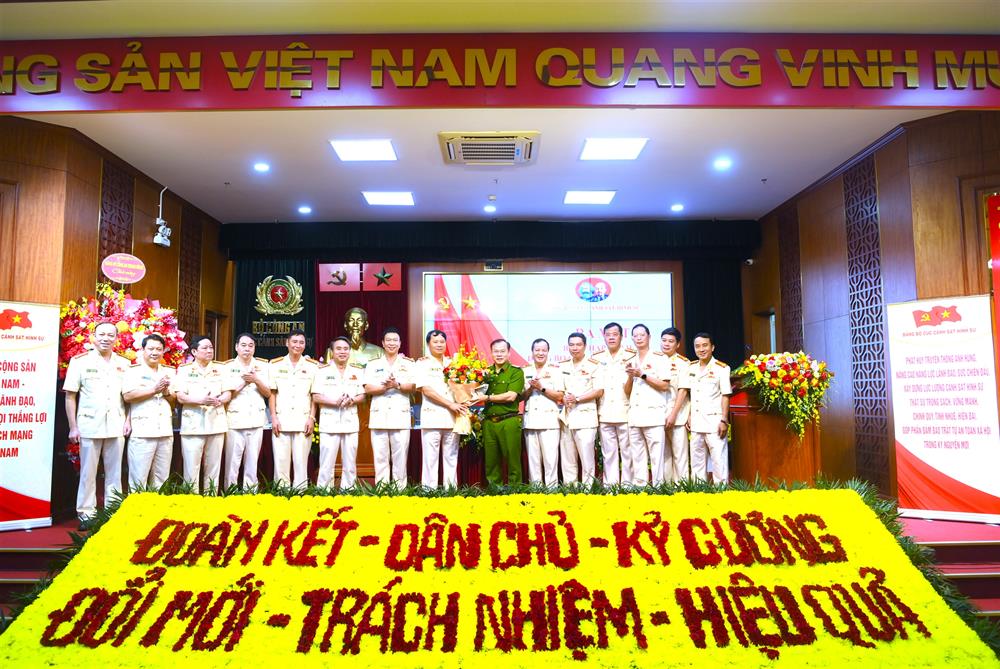 Thứ trưởng Nguyễn Văn Long tặng hoa chúc mừng Ban Chấp hành Đảng bộ Cục CSHS nhiệm kỳ 2025 - 2030.