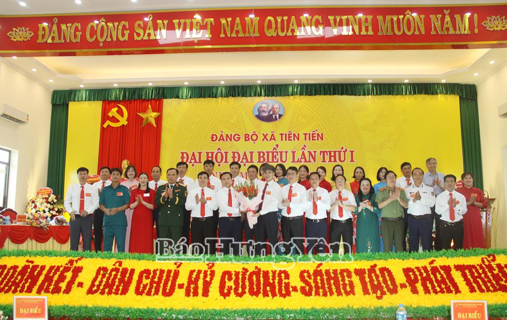 Các đại biểu tặng hoa và chụp ảnh lưu niệm cùng Ban Chấp hành Đảng bộ xã Tiên Tiến nhiệm kỳ 2025-2030