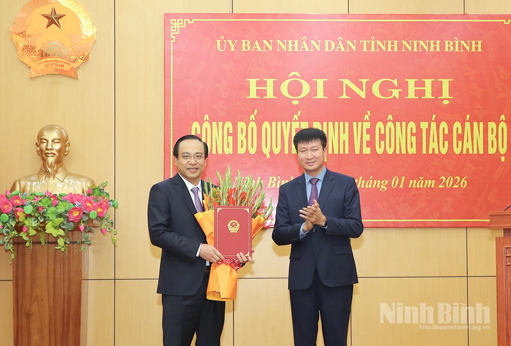 Đồng ch&iacute; Trần Huy Tuấn, Ph&oacute; B&iacute; thư Tỉnh ủy, Chủ tịch UBND tỉnh trao Quyết định v&agrave; tặng hoa ch&uacute;c mừng đồng ch&iacute; t&acirc;n Ph&oacute; Chủ tịch UBND tỉnh Đặng Thanh Sơn.