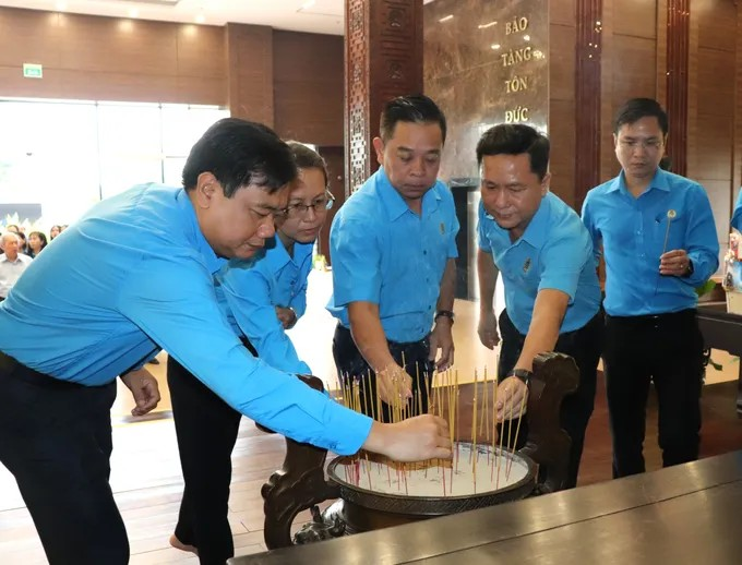 Cán bộ công đoàn dâng hương tưởng nhớ Chủ tịch Tôn Đức Thắng