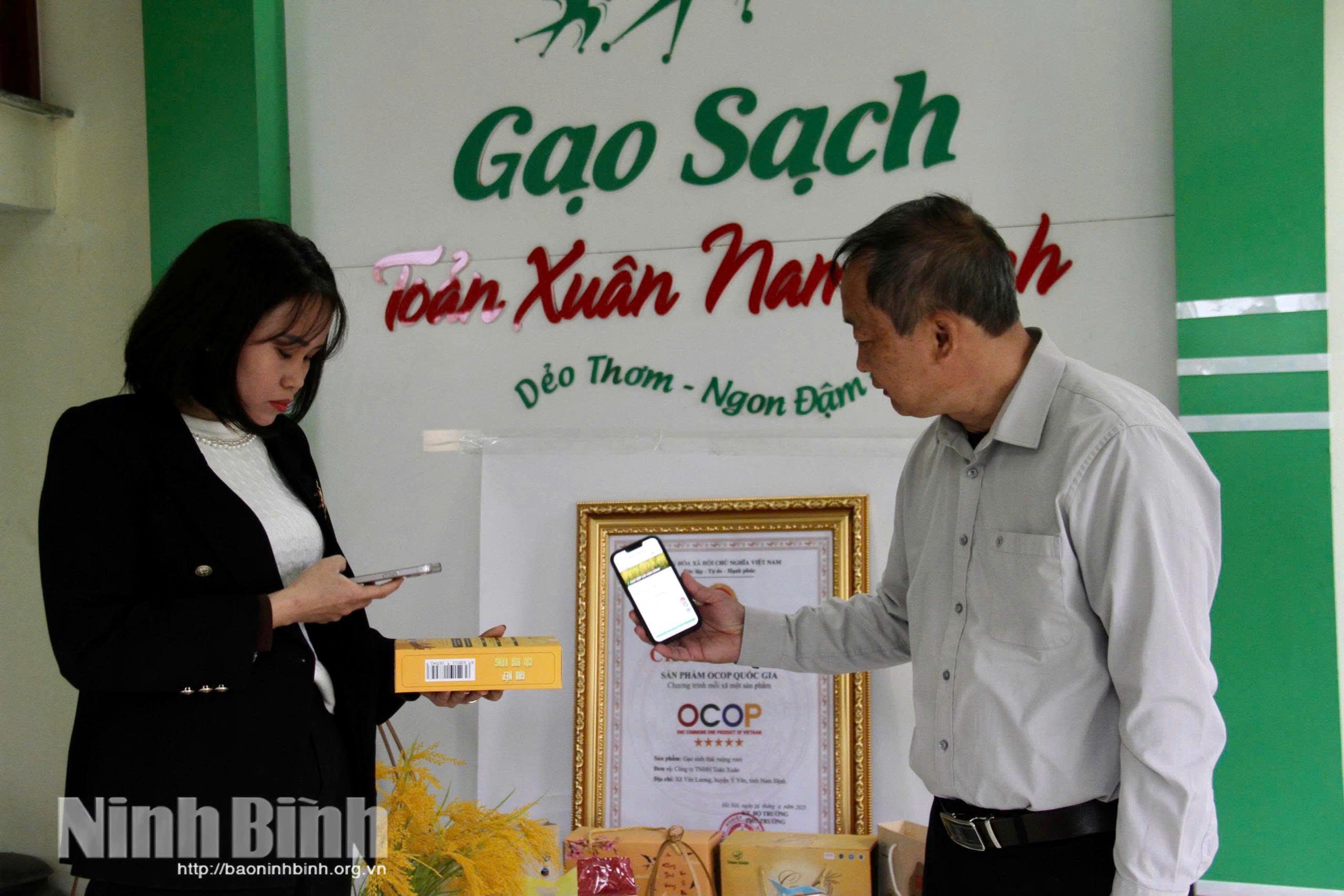 Ông Trần Quốc Toản, Giám đốc Công ty TNHH Toản Xuân quét mã QR truy xuất nguồn gốc sản phẩm.