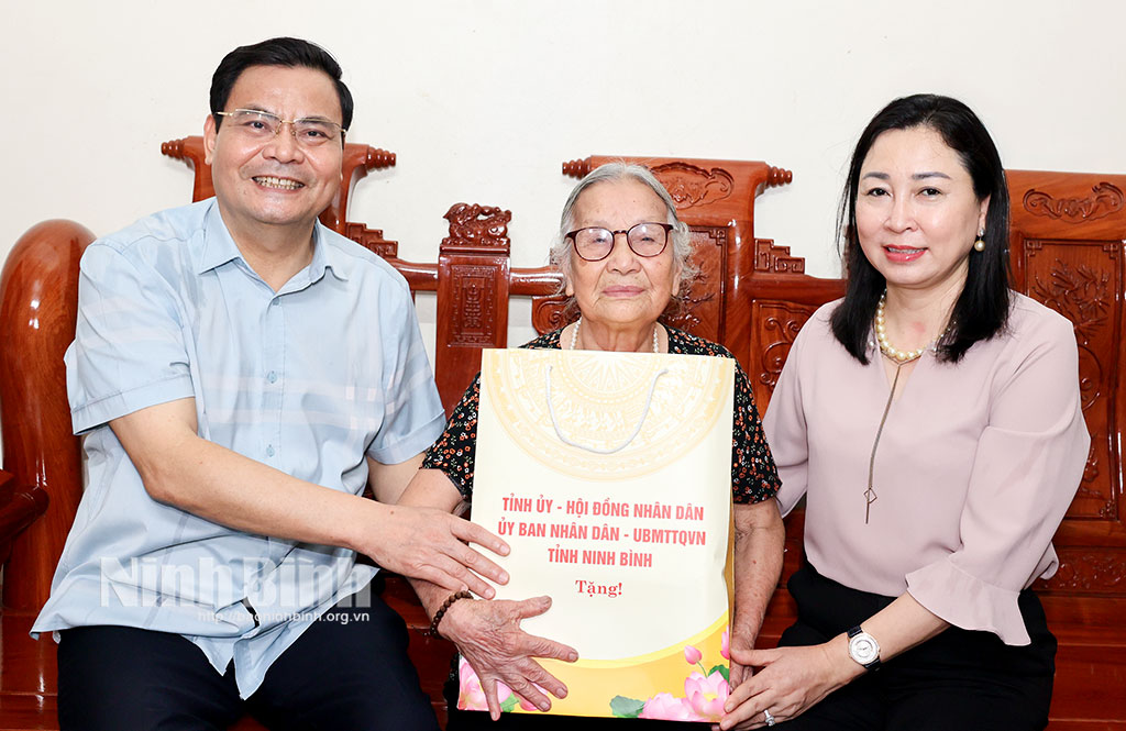 Đồng chí Phó Bí thư Thường trực Tỉnh ủy Đinh Thị Lụa thăm, tặng quà Bà mẹ Việt Nam anh hùng Lê Thị Thận, phố 6 Đông Thành.