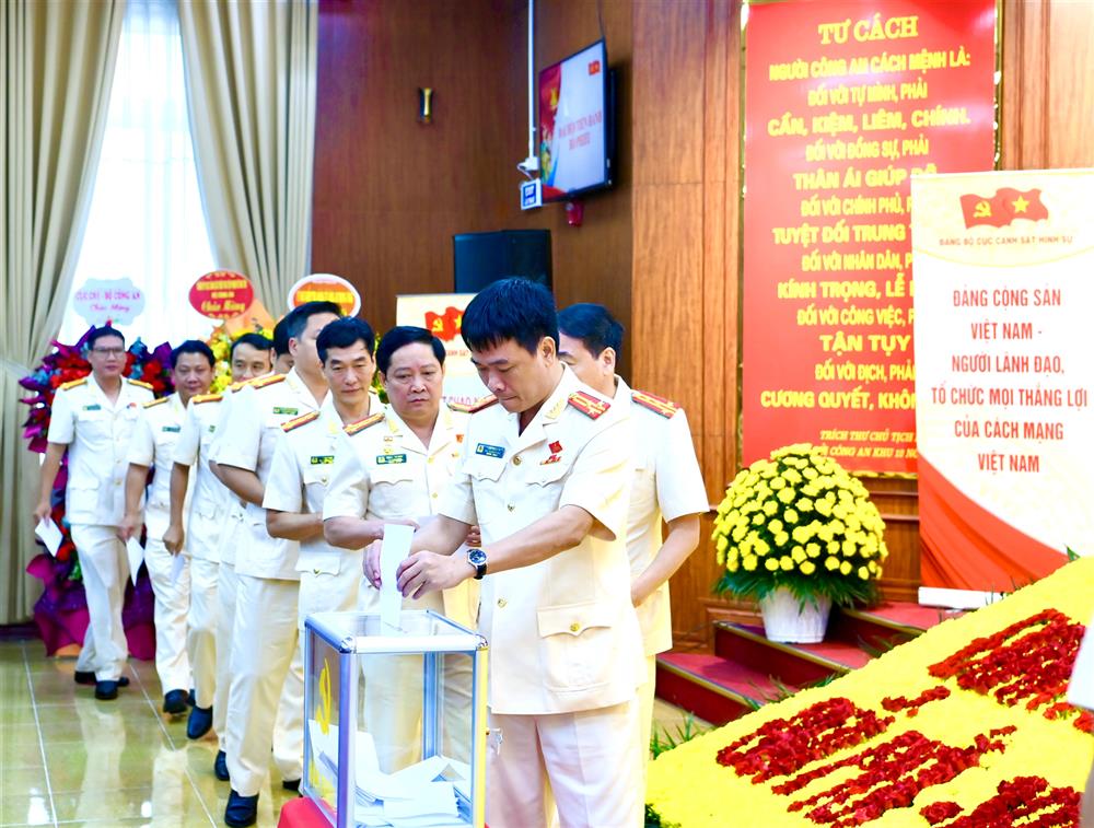 Các đảng viên bầu Ban Chấp hành Đảng bộ Viện KHHS lần thứ XVII, nhiệm kỳ 2025 - 2030.