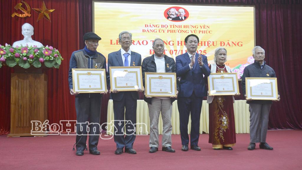 Lãnh đạo phường Vũ Phúc trao Huy hiệu Đảng cho các đảng viên 60 năm và 55 năm tuổi Đảng.