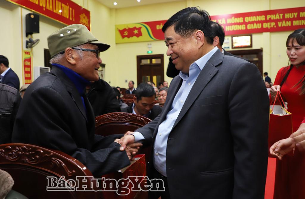 Đồng ch&iacute; Nguyễn Ch&iacute; Dũng, Ủy vi&ecirc;n Ban Chấp h&agrave;nh Trung ương Đảng, Ph&oacute; Thủ tướng Ch&iacute;nh phủ thăm hỏi người c&oacute; c&ocirc;ng x&atilde; Hồng Quang.