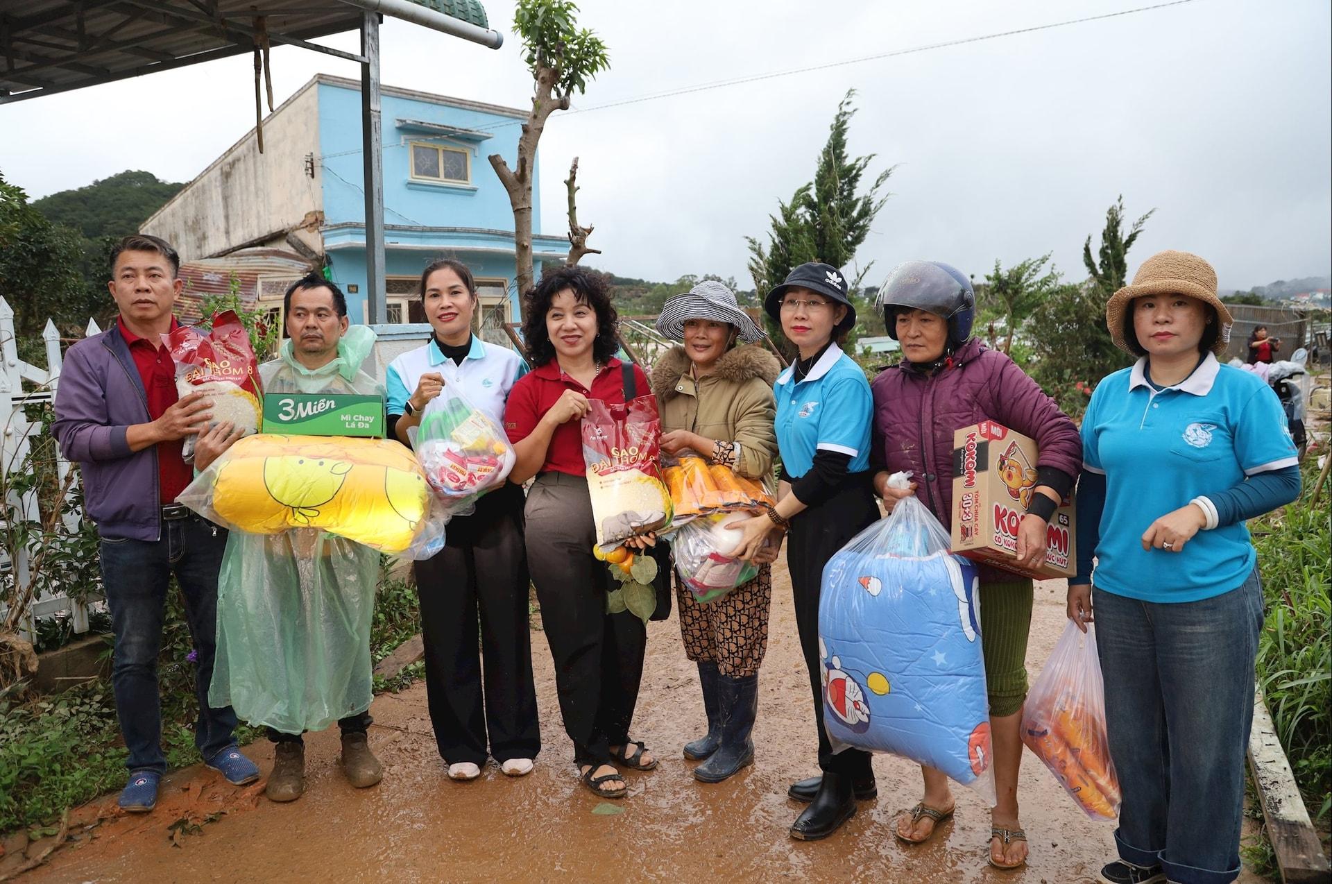 Phụ nữ Lâm Đồng tặng quà cho người dân vùng lũ