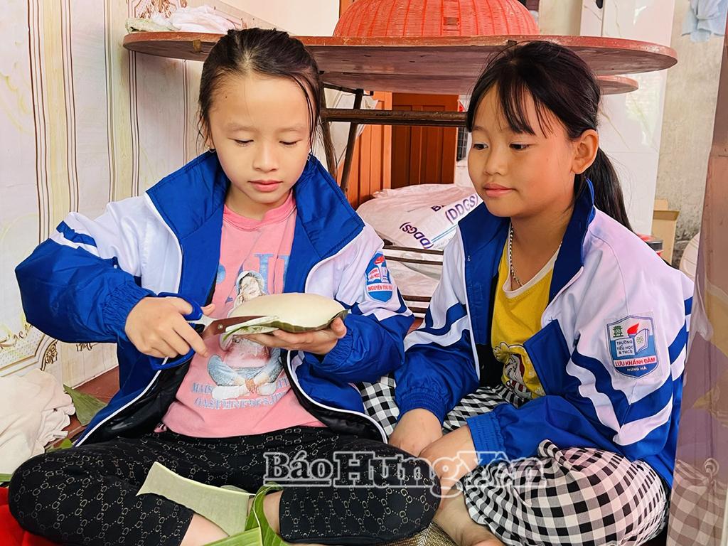 Các bạn trẻ cũng tích cực tham gia thực hiện công đoạn cắt lá bánh.