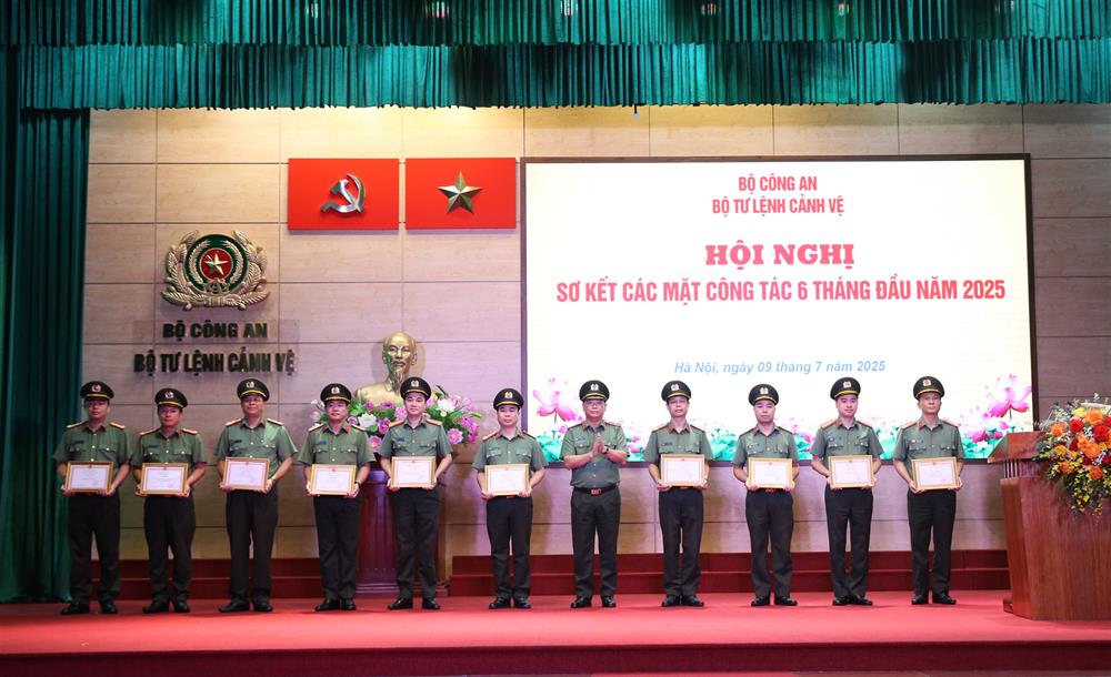 Tư lệnh Phạm Thanh Hùng trao Giấy khen tặng các tập thể cấp cơ sở có thành tích xuất sắc trong phong trào thi đua 