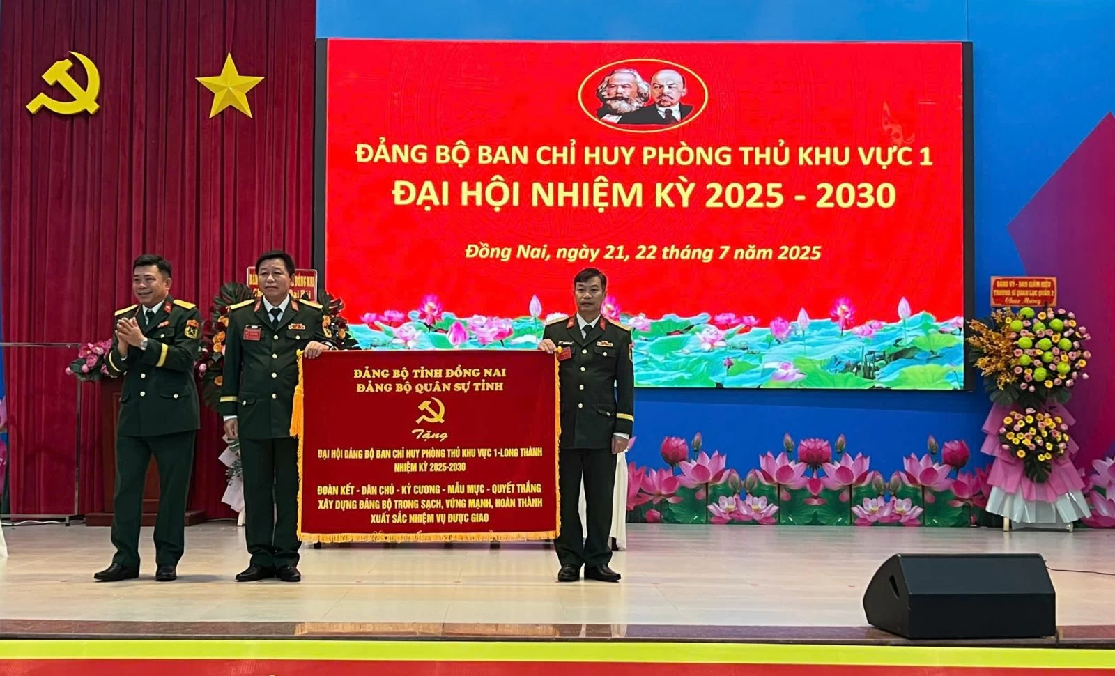 Thượng tá Phạm Minh Trí tặng bức trướng của Đảng bộ Quân sự tỉnh cho đại hội. Ảnh: ĐVCC