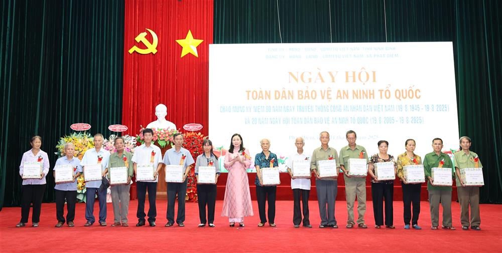 Đồng chí Đinh Thị Lụa trao 15 suất quà tặng các gia đình có hoàn cảnh khó khăn, gia đình chính sách trên địa bàn xã Phát Diệm.