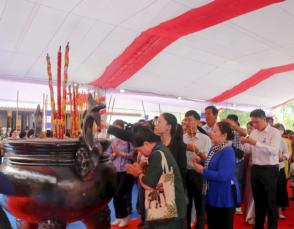 Người dân dâng hương tưởng niệm tại lễ giỗ