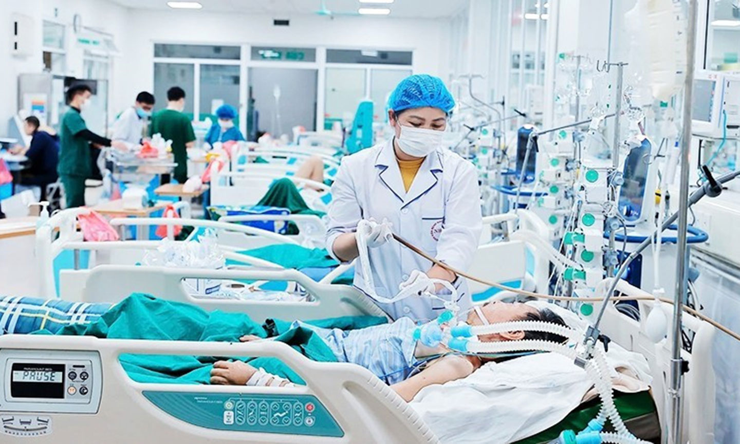 Tăng cường năng lực dự phòng, chăm sóc và bảo vệ sức khỏe nhân dân cũng được coi là một nhiệm vụ trọng tâm trong bối cảnh biến đổi khí hậu, dịch bệnh và rủi ro an ninh phi truyền thống ngày càng gia tăng. (Ảnh: BÁO NHÂN DÂN)