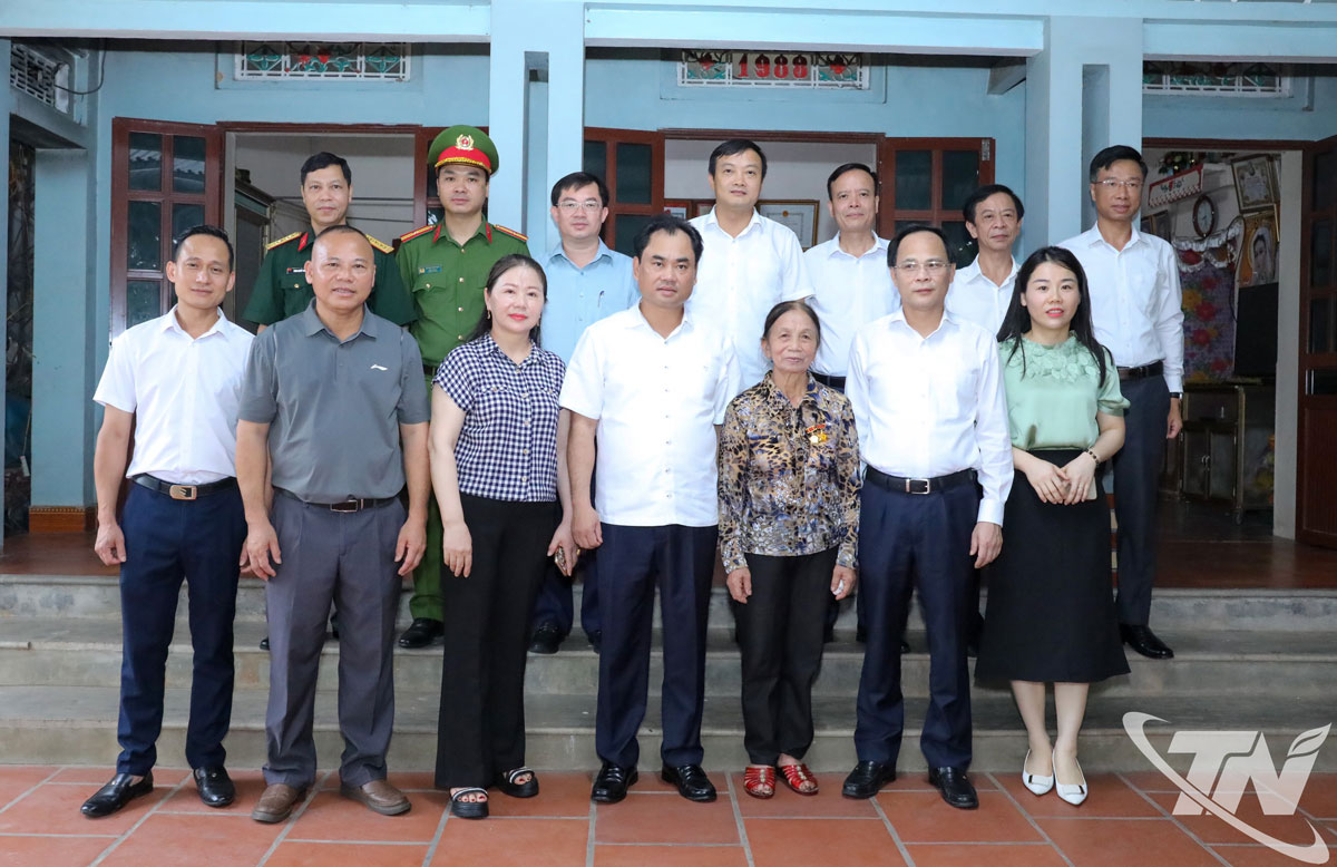 Đồng chí Bí thư Tỉnh ủy Trịnh Việt Hùng và Đoàn công tác của tỉnh chụp ảnh lưu niệm với gia đình bà Trịnh Thị Hồng.