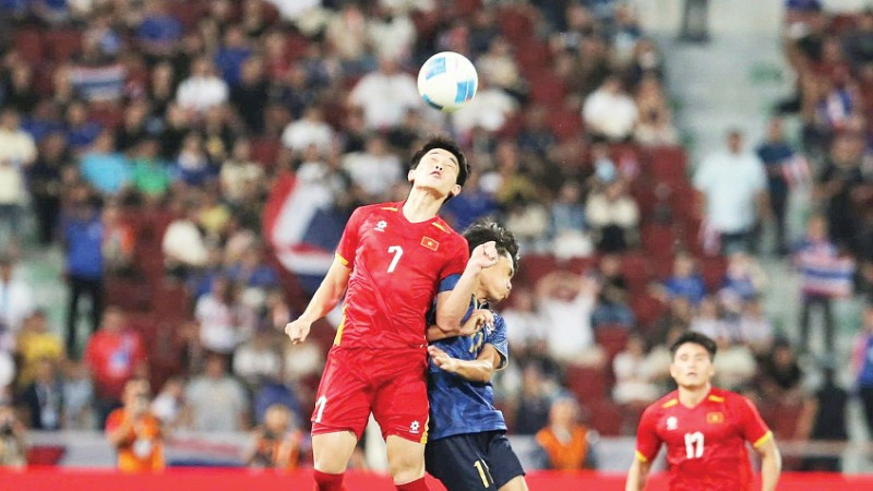 B&oacute;ng đ&aacute; Việt Nam vững v&agrave;ng tiến bước - Ảnh 1.