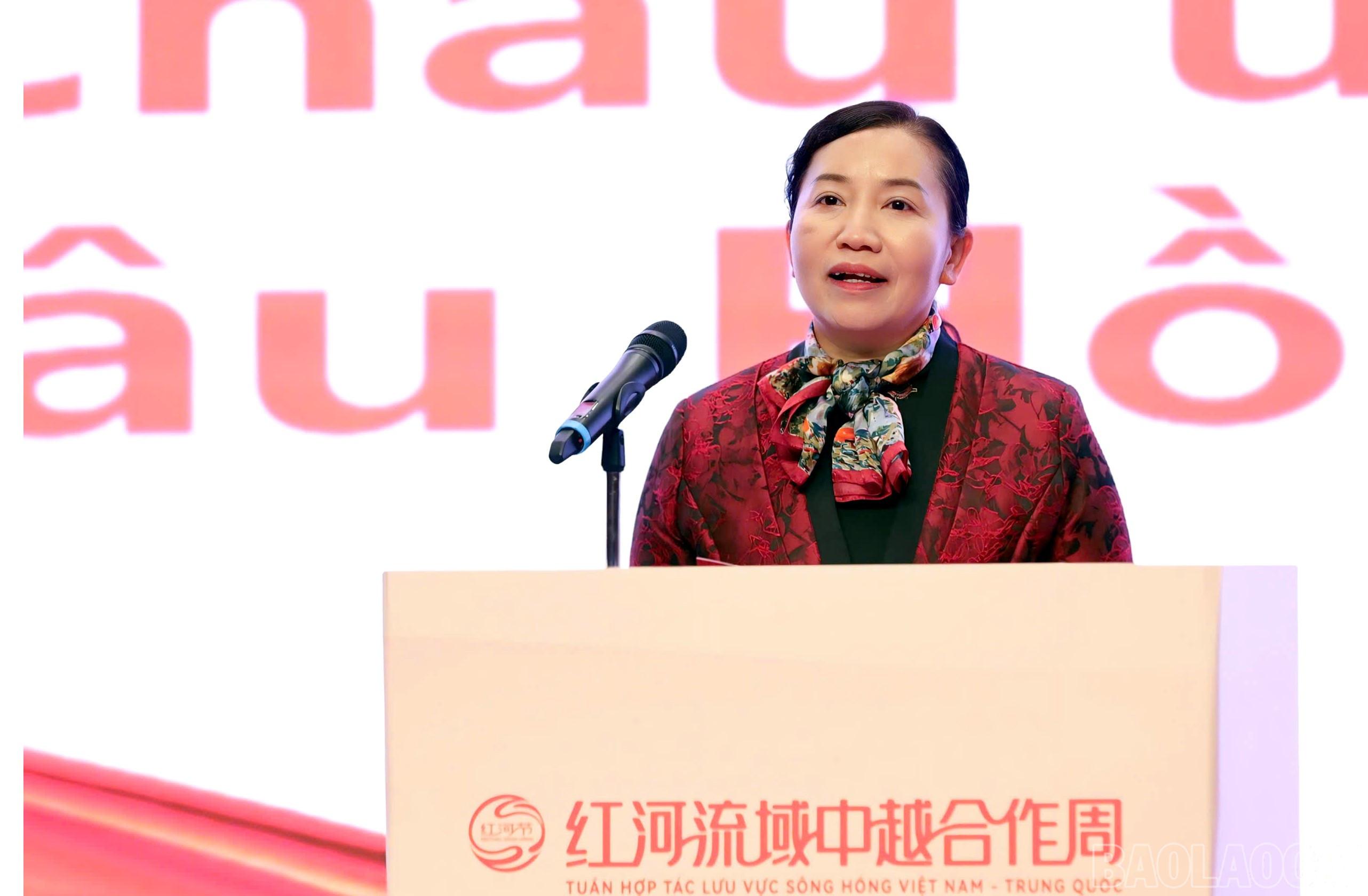 Bà La Bình - Châu trưởng Châu Hồng Hà phát biểu khai mạc lễ hội. baolaocai-br_z7247419985617-960a05ebcddd6c233e162a2f0e2a622e.jpg