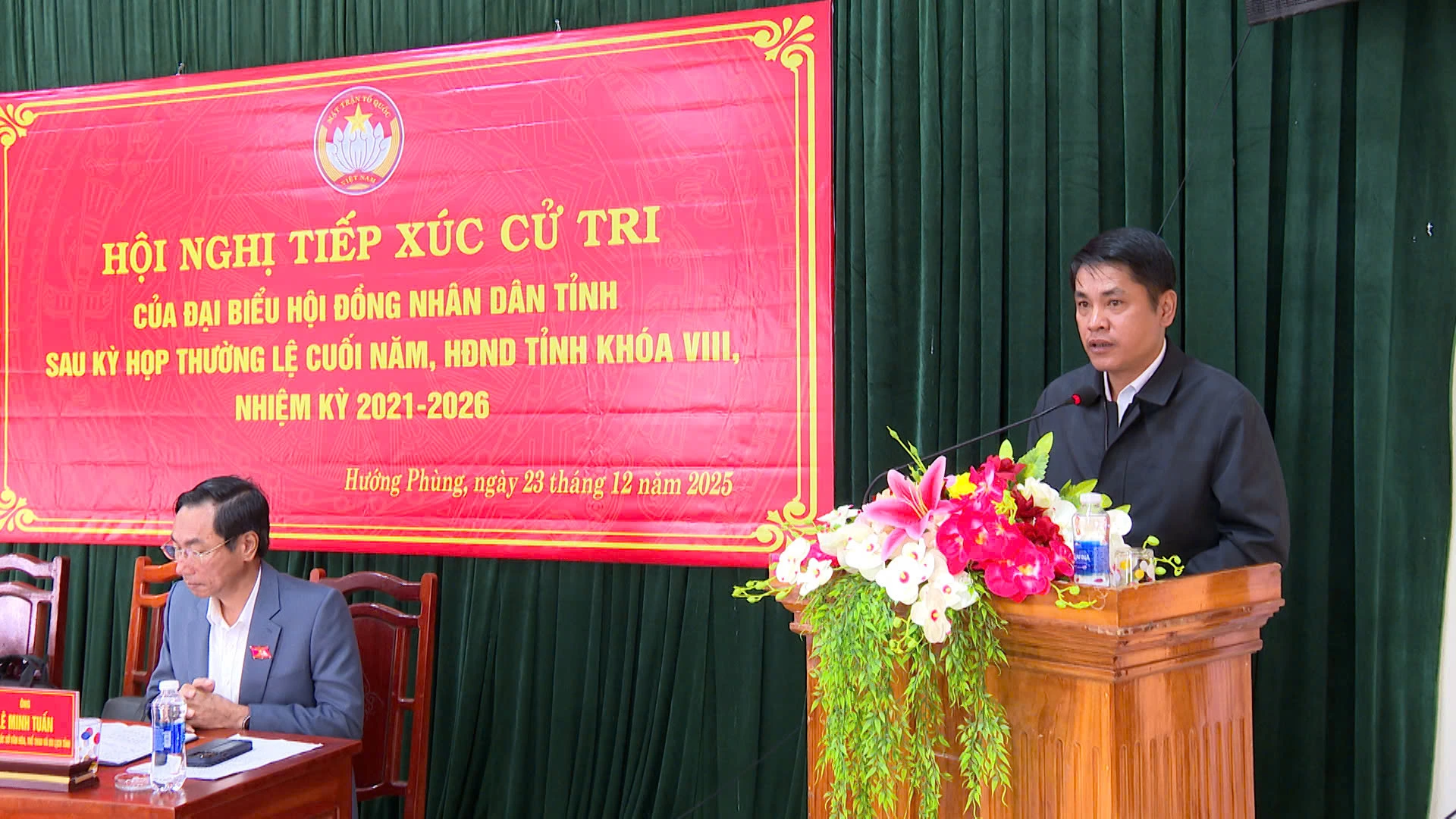 L&atilde;nh đạo Đảng uỷ x&atilde; Hướng Ph&ugrave;ng tiếp thu giải tr&igrave;nh c&aacute;c &yacute; kiến m&agrave; cử tri kiến nghị tại buổi tiếp x&uacute;c - Ảnh Phước Đạt