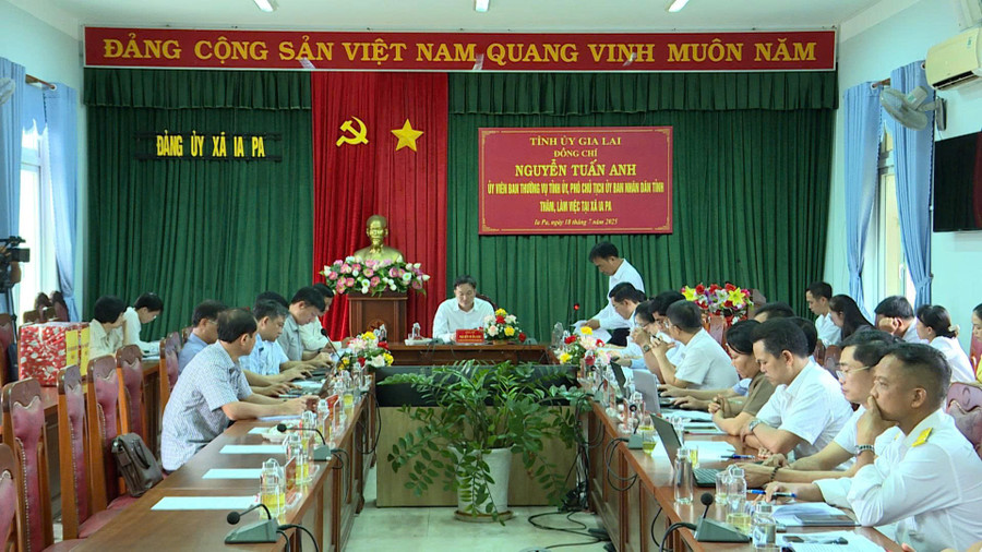 quang-canh-buoi-lam-viec-cua-pho-chu-tich-ubnd-tinh-nguyen-tuan-anh-voi-tap-the-lanh-dao-xa-ia-pa-anh-phi-long.jpg