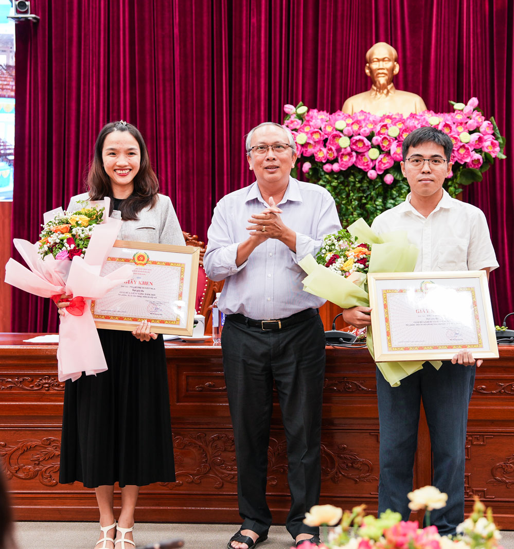 Ph&oacute; Trưởng Ban Tổ chức Tỉnh ủy- V&otilde; Thanh Danh trao giải Ba cho c&aacute;c t&aacute;c giả.