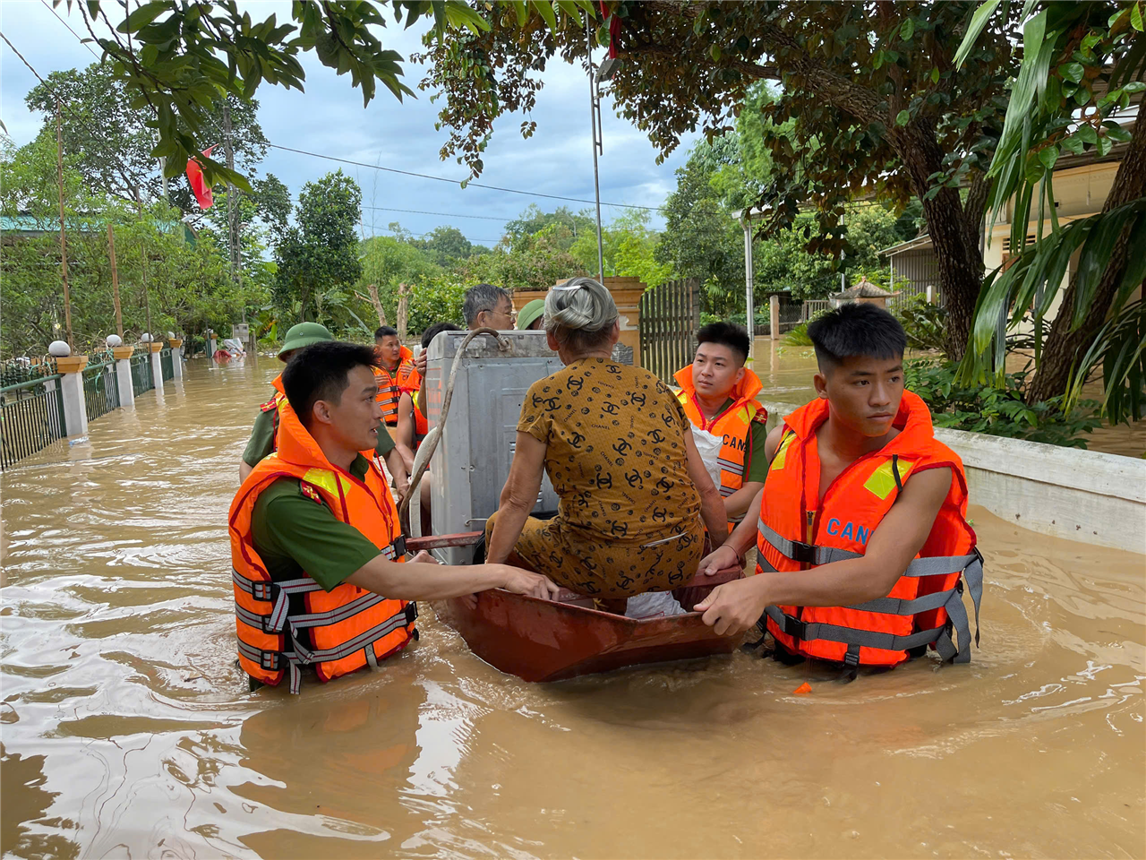 Tổ công tác Công an tỉnh phối hợp với Công an xã Anh Sơn, tỉnh Nghệ An dùng thuyền hỗ trợ các cụ già, người ốm đau, bệnh tật đến nơi an toàn