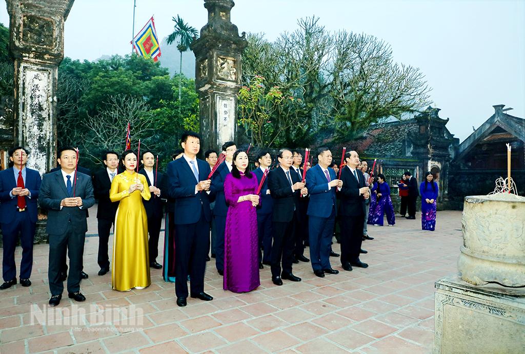 C&aacute;c đồng ch&iacute; Thường trực Tỉnh ủy v&agrave; c&aacute;c đại biểu d&acirc;ng hương tưởng nhớ, tri &acirc;n c&ocirc;ng lao to lớn của Đức Đinh Ti&ecirc;n Ho&agrave;ng Đế.