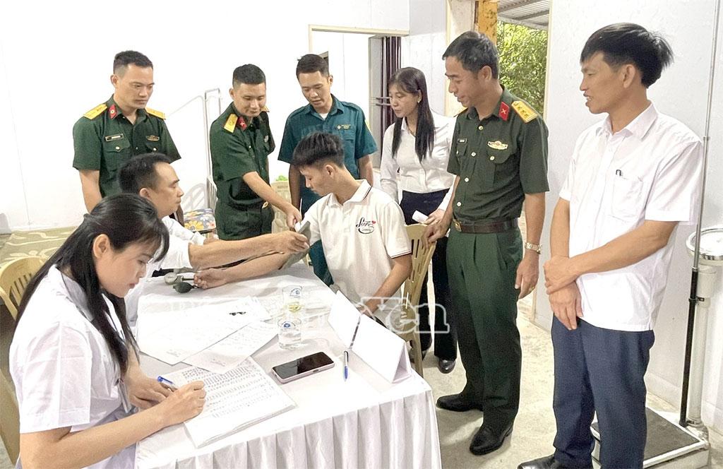 Lãnh đạo Ban Chỉ huy phòng thủ khu vực 2 (Hưng Hà) và lãnh đạo xã Lê Quý Đôn thăm, động viên các công dân tham gia khám sơ tuyển.