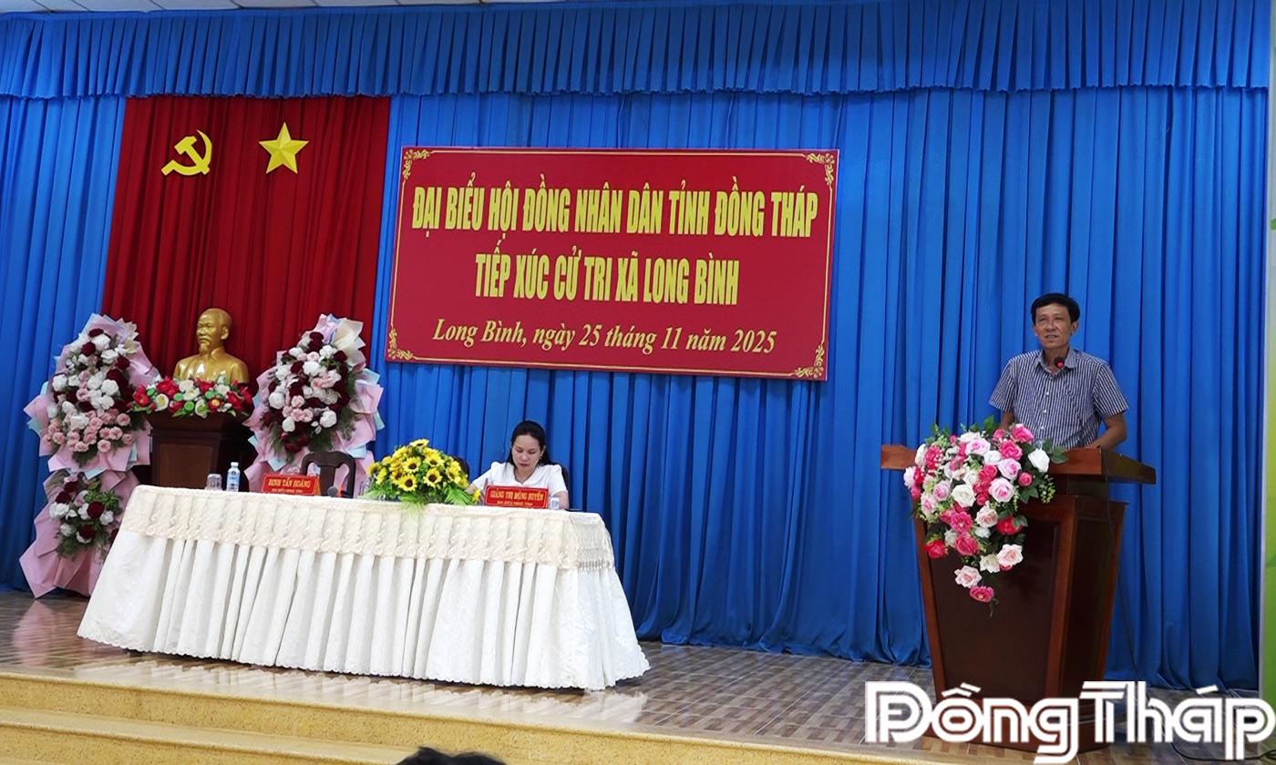 Đồng chí Đinh Tấn Hoàng phát biểu tại buổi tiếp xúc