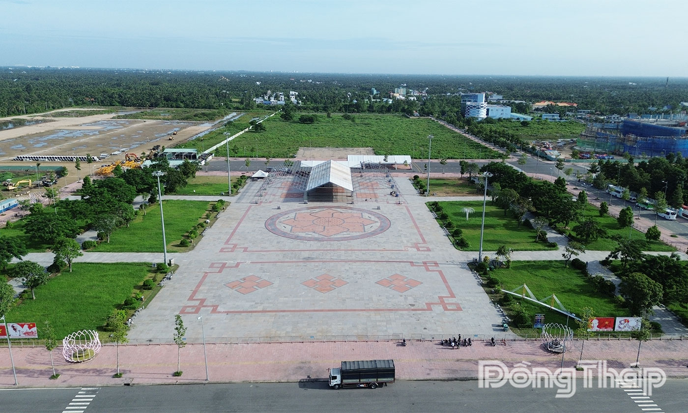 Triển lãm thành tựu kinh tế - xã hội với chủ đề “Đồng Tháp - Hành trình khát vọng” được tổ chức tại Quảng trường Hùng Vương.